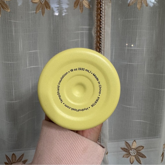 hydroflask 18oz in pineapple - Picture 2 of 3